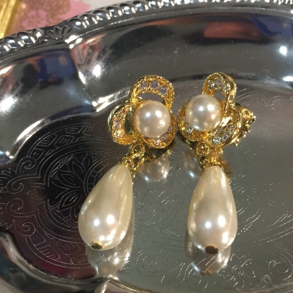 🆑🫧 CLEARANCE!🏷️ Vintage Floral & Faux Pearl w/ swarovski Earrings - Picture 3 of 16